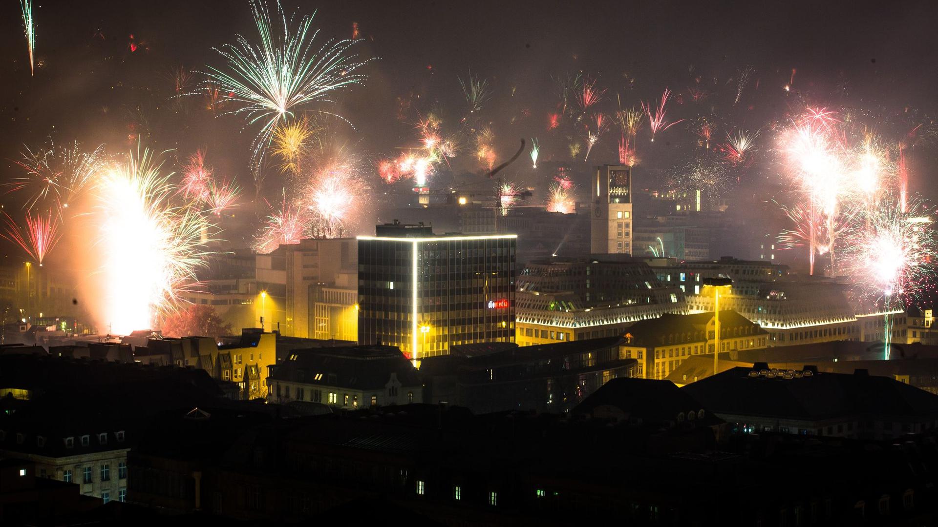 Feuerwerk wird in den nächtlichen Himmel über Stuttgart abgefeuert.