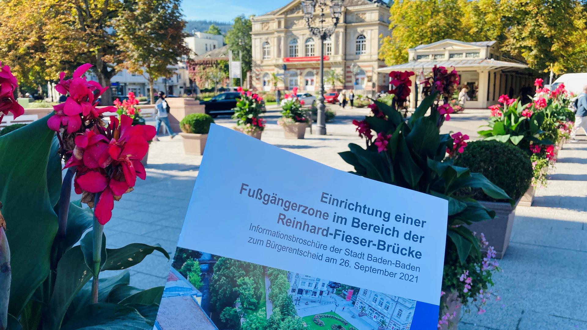 Streitobjekt in idyllischer Lage: Die Fieser-Brücke beim Baden-Badener Theater schätzen Spaziergänger und Autofahrer. Ob Letztere verbannt werden, soll der Bürgerentscheid am Wahlsonntag klären. 