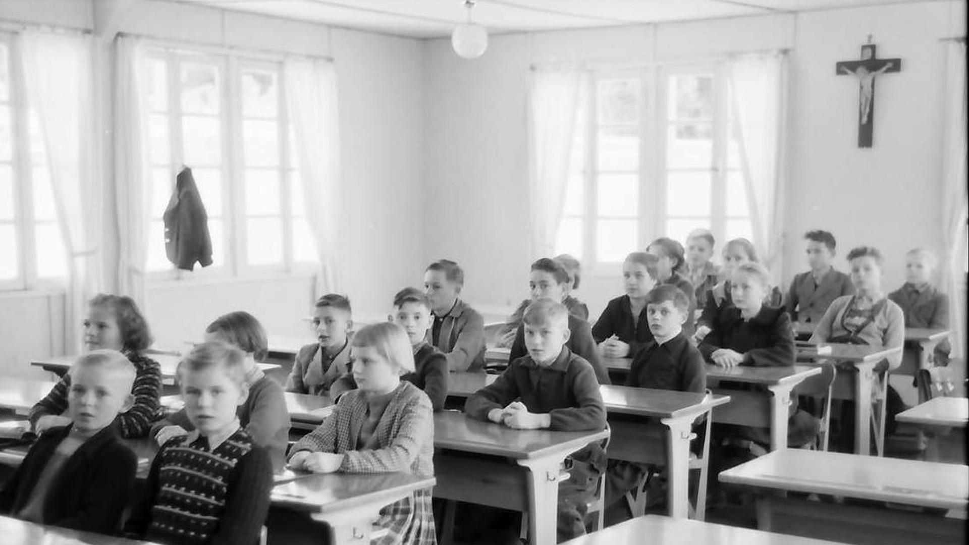 Schulunterricht in einem Flüchtlingslager in Schluchsee 1958.