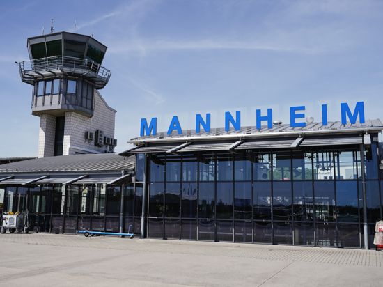 Der Schriftzug „Mannheim“ ist am Gebäude vor dem Tower zu sehen.