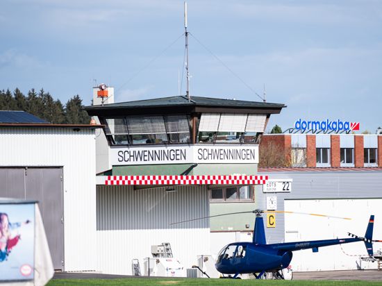 Der Tower des Flugplatzes in Villingen-Schwenningen. Eine 15-Jährige aus Iffezheim ist vergangenen Samstag beim Landeanflug mit ihrem Fallschirm tödlich verunglückt.