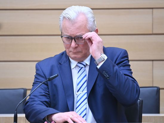 Bernd Gögel, Spitzenkandidat der Afd, sitzt nach den ersten Hochrechnungen der Landtagswahlen in Baden-Württemberg zur Landespressekonferenz im Plenarsaal. +++ dpa-Bildfunk +++