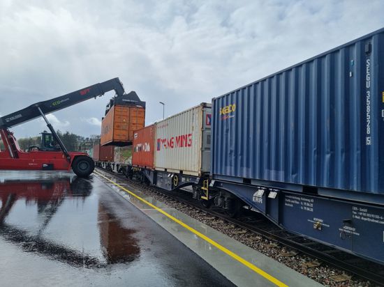 Mit einem speziellen Kranwagen werden im „Black Forest Terminal“ im Horber Industriegebiet Heiligenfeld Container auf einen Güterzug gehoben.. 