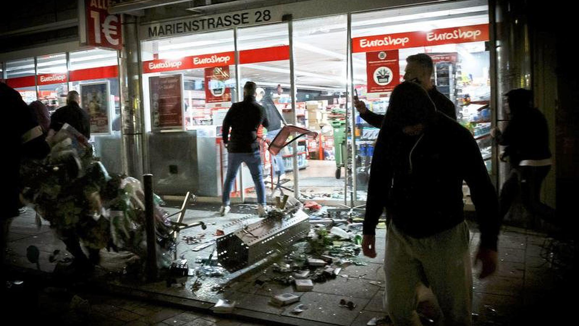 Zerstörungswut: Bei Auseinandersetzungen mit der Polizei haben Dutzende gewalttätige Kleingruppen die Stuttgarter Innenstadt verwüstet und mehrere Beamte verletzt. Die ersten Anklagen sind nun erhoben, bald starten die Prozesse. 