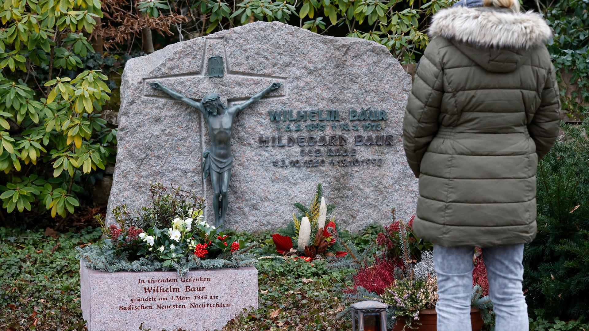 Mit einem neuen Gedenkstein am Grab von Wilhelm Baur auf dem Friedhof im Karlsruher Stadtteil Rüppurr erinnert der Verlag der BNN an den Mann, der 1946 die BNN begründete. 