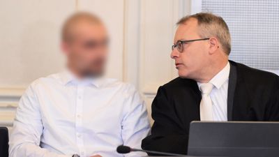 Der Angeklagte im Prozess zu einer mutmaßlichen Geiselnahme wartet im Schwurgerichtssaal des Landgericht Karlsruhe zusammen mit seinem Anwalt Alexander Kist auf den Beginn des Prozesses.