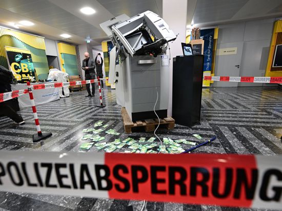 Ein von der Polizei zu Versuchszwecken gesprengter Geldautomat steht bei einem Pressetermin im Landeskriminalamt Baden-Württemberg. Ein gesprengter Automat sowie das technische Equipment des Entschärfungsdienstes wird bei einem Pressetermin zu gesprengten Geldautomaten im Landeskriminalamt Baden-Württemberg gezeigt. +++ dpa-Bildfunk +++