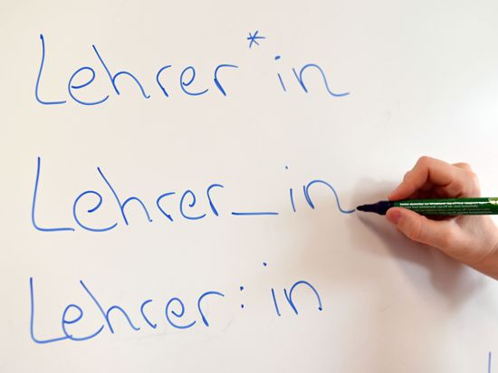 An einem Whiteboard steht das Wort Lehrer in verschiedenen Gender-Schreibweisen. (zu dpa: «CDU-Fraktion unterstützt Volksbegehren gegen Gender-Regeln») +++ dpa-Bildfunk +++