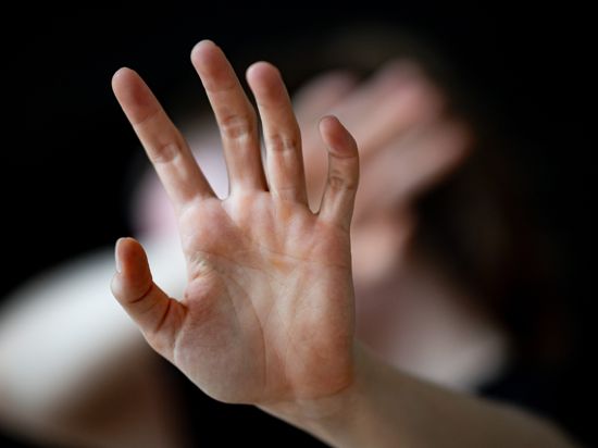 Eine Frau hält ihre Hände vor das Gesicht (zu dpa «Fast 2000 Menschen beantragen in NRW Opferentschädigung - zunehmend nach Sexualstraftaten»), (Gestellte Szene) +++ dpa-Bildfunk +++