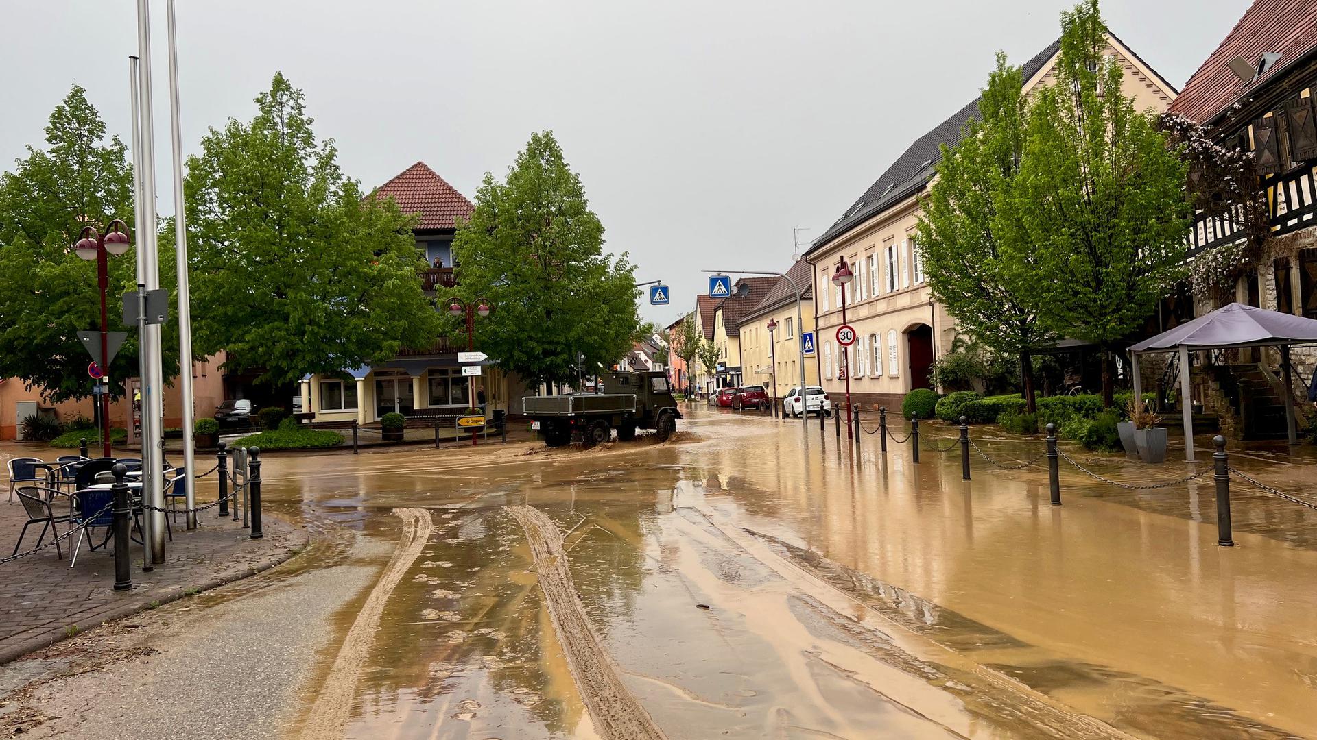 Schlammwasser in der Gondelsheimer Ortsmitte.
