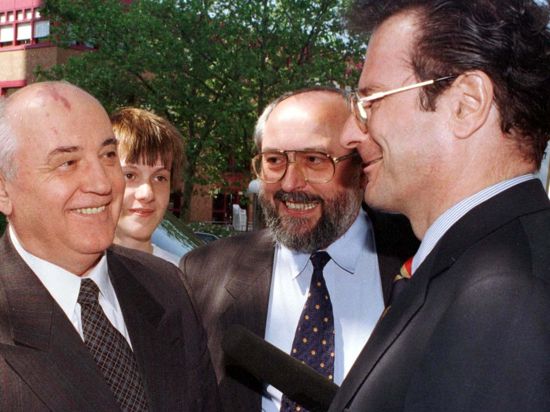 Gern gesehener Gast an der Universität Karlsruhe: Der frühere sowjetische Staats- und Parteichef Michail Gorbatschow (links) begrüßt beim deutsch-russischen Umweltforum im Mai 1998 den deutschen Bundesaußenminister Klaus Kinkel (rechts). 