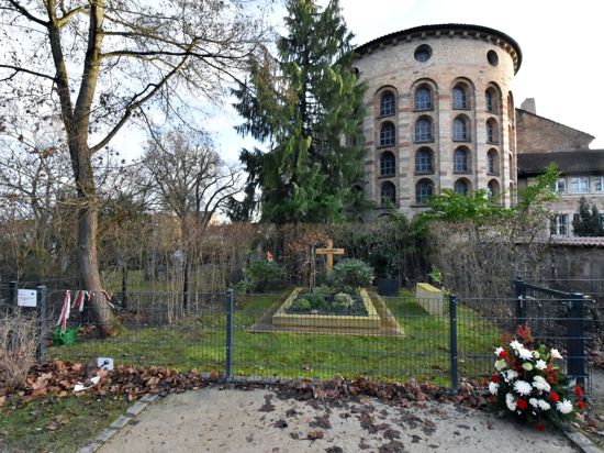 Die Grabstätte Helmut Kohls in Speyer ist eingezäunt - zum Ärger der Stadt. Eine von Kohls Witwe angebrachte Videokamera wurde mittlerweile entfernt.