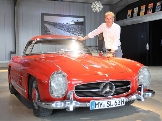 Ralph Grieser mit seinem Mercedes 300SL, den er in der Schweiz erworben hat. Von diesem Auto soll eine Doublette existieren, weshalb er die Behörden in Marsch gesetzt hat.