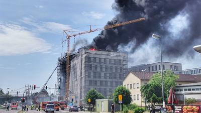 In Heidelberg brennt ein Gebäudekomplex.