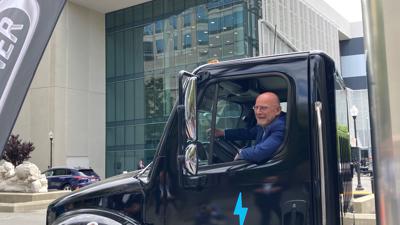 Platz am Steuer des neuen elektrischen Truck  „em2“ von Freightliner, der Marke von Daimler Truck in Nordamerika, nimmt Verkehrsminister Hermann bei einem Besuch in Sacramento.