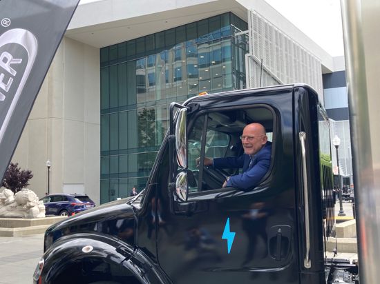 Platz am Steuer des neuen elektrischen Truck  „em2“ von Freightliner, der Marke von Daimler Truck in Nordamerika, nimmt Verkehrsminister Hermann bei einem Besuch in Sacramento.
