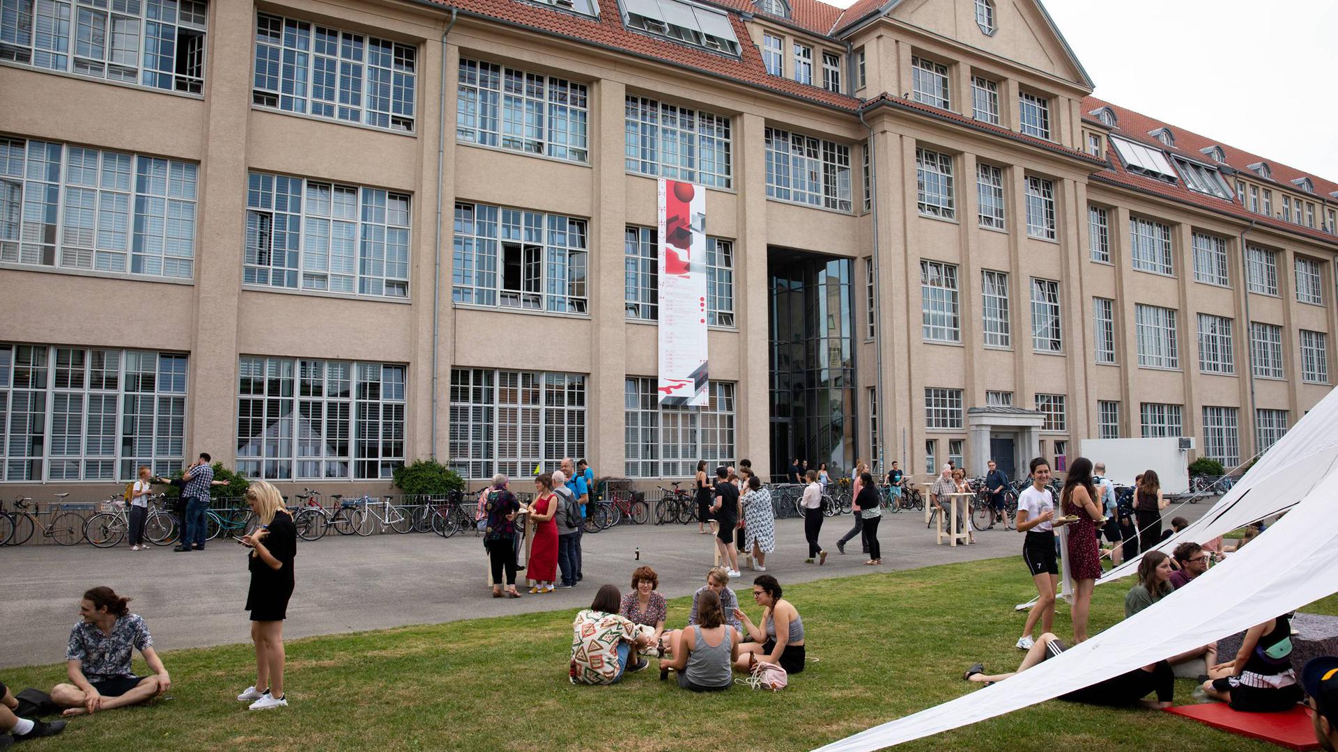 Die Hochschule für Gestaltung in Karlsruhe bietet jedes Jahr die Möglichkeit, den Studienalltag auf beeindruckende Weise bei einem Rundgang kennenzulernen.