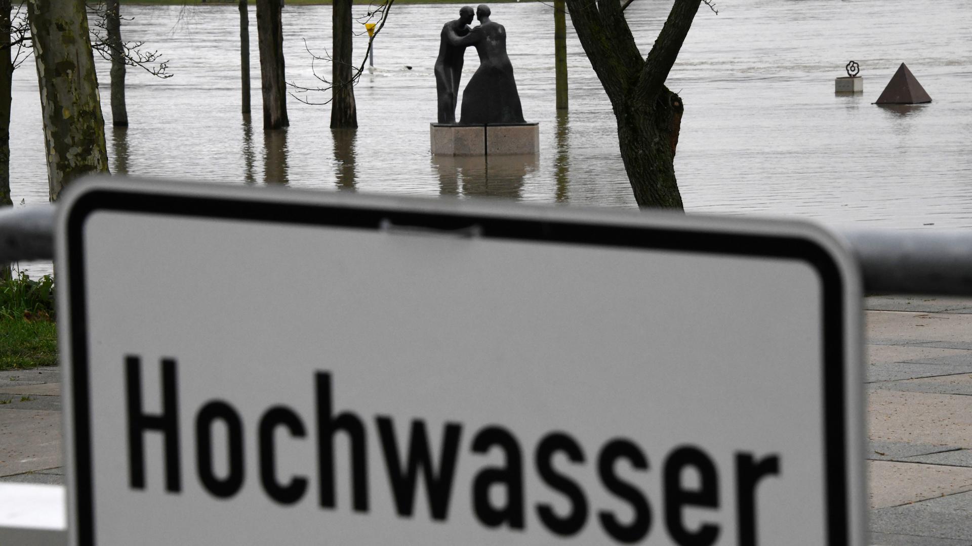 Eine Skulptur steht in Kehl auf dem ehemaligen Landesgartenschaugelände am Rhein im Hochwasser.