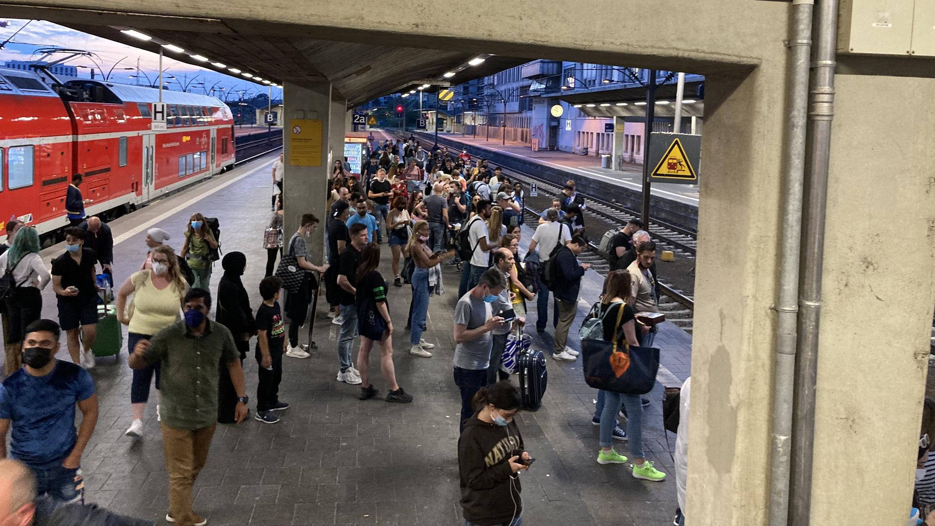 Menschenmenge am Bahnhof in Heidelberg