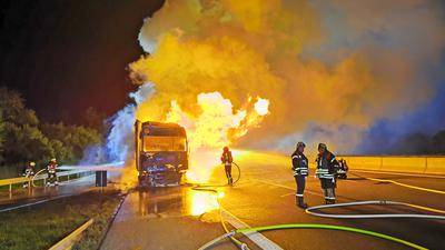 Hohe Flammen: Ein brennender Lkw sorgte am Montagabend für eine Vollsperrung der A6 in Fahrtrichtung Heilbronn.
