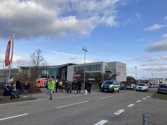 Das Löwenrot-Gymnasium nach der Tat. Flatterband versperrt den Eingang. Vor der Schule tummeln sich Journalisten. 