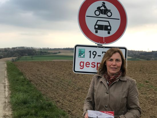 Susanne Görner engagiert sich bei der Weingartener „Gegenwind“-Ortsgruppe. Sie warnt, dass unter anderem der Artenschutz verletzt werde, wenn auf der Fläche hinter ihr Windkraft-Anlagen angebracht werden. 