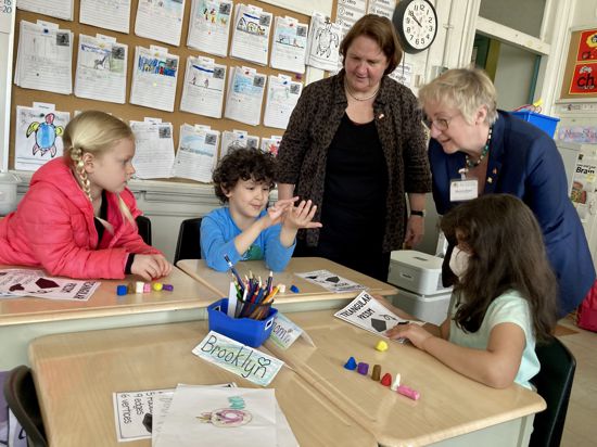 Kultusministerin Theresa Schopper (links) und die Heidelberger Landtagsabgeordnete Theresia Bauer besuchen mit einer Bildungsdelegation die Blythwood-Grundschule in Toronto.