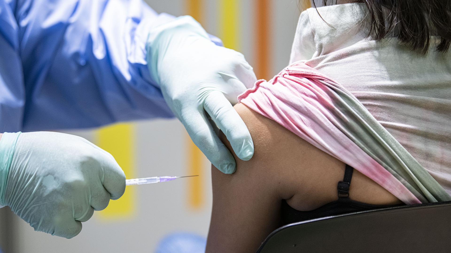 Eine Person wird im Impfzentrum Tegel von einem Impfarzt gegen das Coronavirus geimpft. Das Bundesverfassungsgericht veröffentlicht seine Entscheidung über einen Antrag auf einstweilige Anordnung zur Corona-Impfpflicht in Kliniken und in der Pflege. +++ dpa-Bildfunk +++