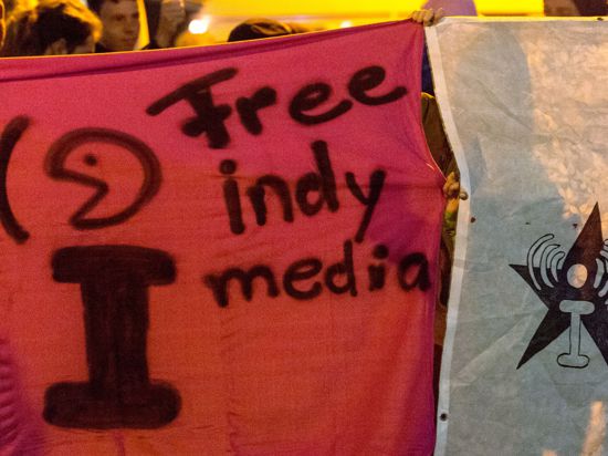 Anhänger der linken Szene halten bei einer Demonstration ein Banner mit der Aufschrift «Free Indymedia», um gegen das Verbot der linksextremen Internetplattform «linksunten.indymedia.org» zu protestieren. Das Bundesverwaltungsgericht verhandelt über das Verbot der linksextremen Plattform. +++ dpa-Bildfunk +++
