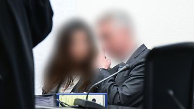 Der Angeklagte (r) in einem Prozess um sexuelle Nötigung sitzt mit seiner Frau im Gerichtssaal. Der inzwischen vom Dienst freigestellte Inspekteur der Polizei soll im November 2021 in Stuttgart eine Polizeibeamtin sexuell belästigt haben. Die Staatsanwaltschaft hat Anklage wegen sexueller Nötigung erhoben. (zu dpa: «Prozess gegen Polizei-Inspekteur: Ex-Partner der Frau soll aussagen») +++ dpa-Bildfunk +++