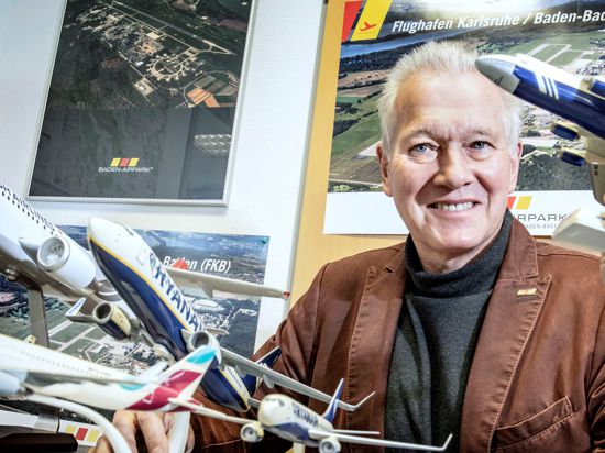 Manfred Jung, Chef des Baden-Airports, mit der Modellflieger-Sammlung in seinem Büro. 