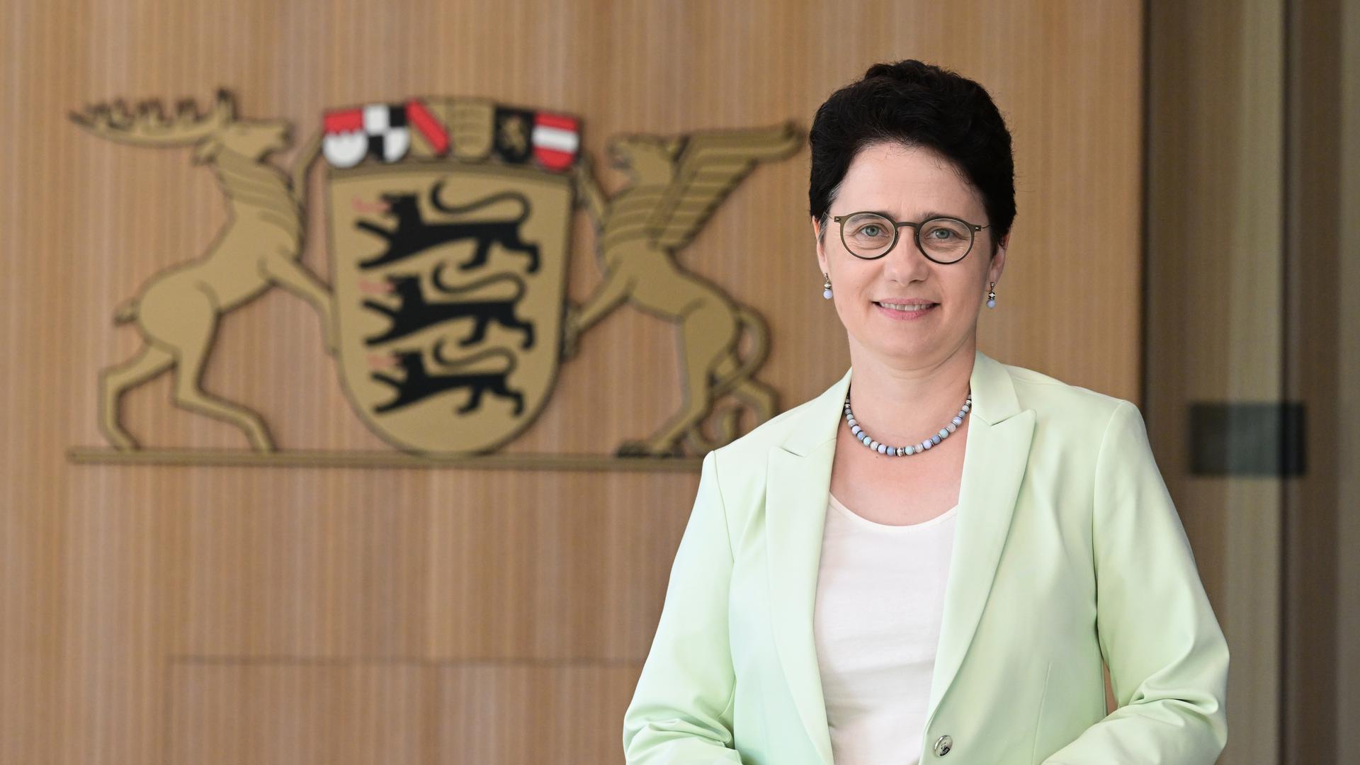 Marion Gentges (CDU), Justizministerin von Baden-Württemberg, aufgenommen im Landtag vor einer Pressekonferenz.