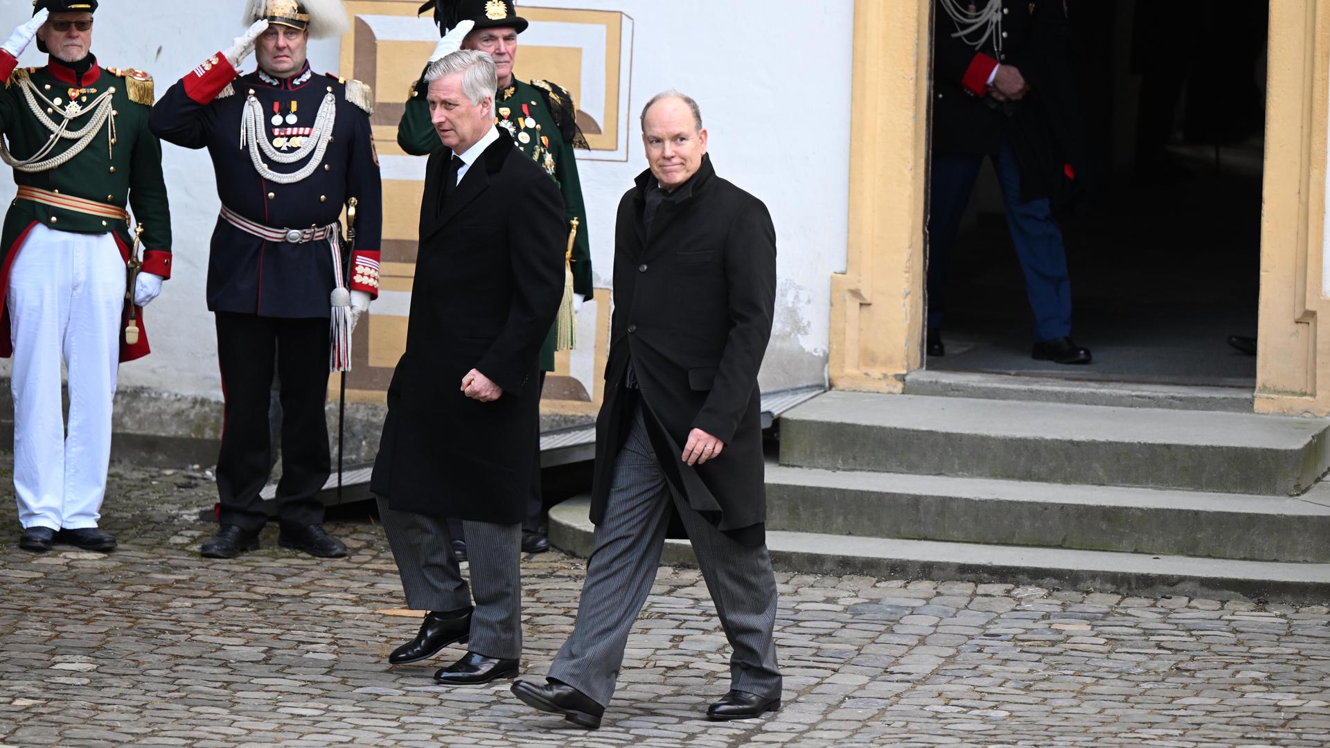 König Philippe von Belgien und Fürst Albert II. von Monaco (rechts) kommen zu der Trauerfeier von Max Markgraf von Baden. Die Trauerfeier ist für den Familienkreis, befreundete Häuser sowie Vertreter aus Politik, Wirtschaft und Kultur gedacht.