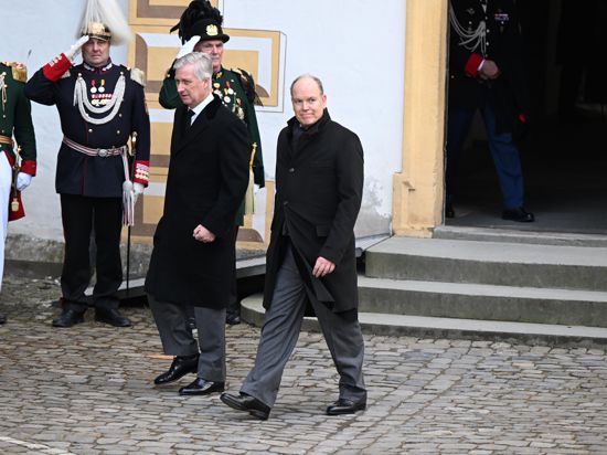 König Philippe von Belgien und Fürst Albert II. von Monaco (rechts) kommen zu der Trauerfeier von Max Markgraf von Baden. Die Trauerfeier ist für den Familienkreis, befreundete Häuser sowie Vertreter aus Politik, Wirtschaft und Kultur gedacht.