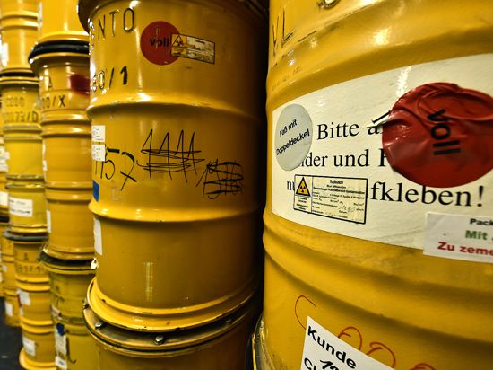 Gelbe Fässer, so weit das Auge reicht: Auf dem Gelände des KIT Campus Nord in Eggenstein-Leopoldshafen wird Atommüll aus früheren Kernforschungsanlagen des Standorts Karlsruhe zwischengelagert.
