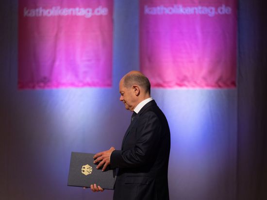Bundeskanzler Olaf Scholz (SPD) nimmt beim Katholikentag in Stuttgart an einer Podiumsdiskussion in der Liederhalle teil. +++ dpa-Bildfunk +++
