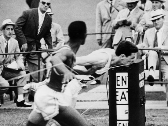 ARCHIV - Der deutsche 400-m-Läufer Carl Kaufmann (r) und der farbige US-Amerikaner Otis Davis liefern sich bei den Leichtathletik-Wettbewerben der Olympischen Sommerspiele in Rom am 6.9.1960 im Olympiastadion ein packendes Finish im Finale über die Stadionrunde. Beide Läufer stürzen ins Ziel und erzielen mit 44,9 s einen neuen Weltrekord, aber Davis wird nach einem Zielfotoentscheid auf Platz eins gesetzt und gewinnt die Goldmedaille vor Kaufmann (Archivfoto vom 06.09.1960). Der frühere Weltklassesprinter Carl Kaufmann ist tot. Wie die Leichtathletik-Abteilung des Karlsruher SC am Dienstag mitteilte, starb der zweimalige Olympia-Zweite am Montag nach kurzer, schwerer Krankheit im Alter von 72 Jahren. Neben seinen beiden Silbermedaillen bei den Sommerspielen 1960 in Rom hatte das KSC-Ehrenmitglied zwischen 1958 und 1960 auch dreimal die deutsche Meisterschaft über 400 Meter gewonnen. Foto: dpa +++ dpa-Bildfunk +++