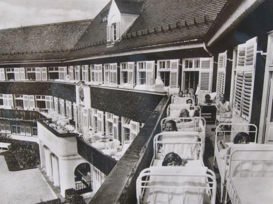Viel Luft und Schonung: So wurden Kinder in der Klinik Scheidegg in der Nachkriegszeit von Tuberkulose geheilt.