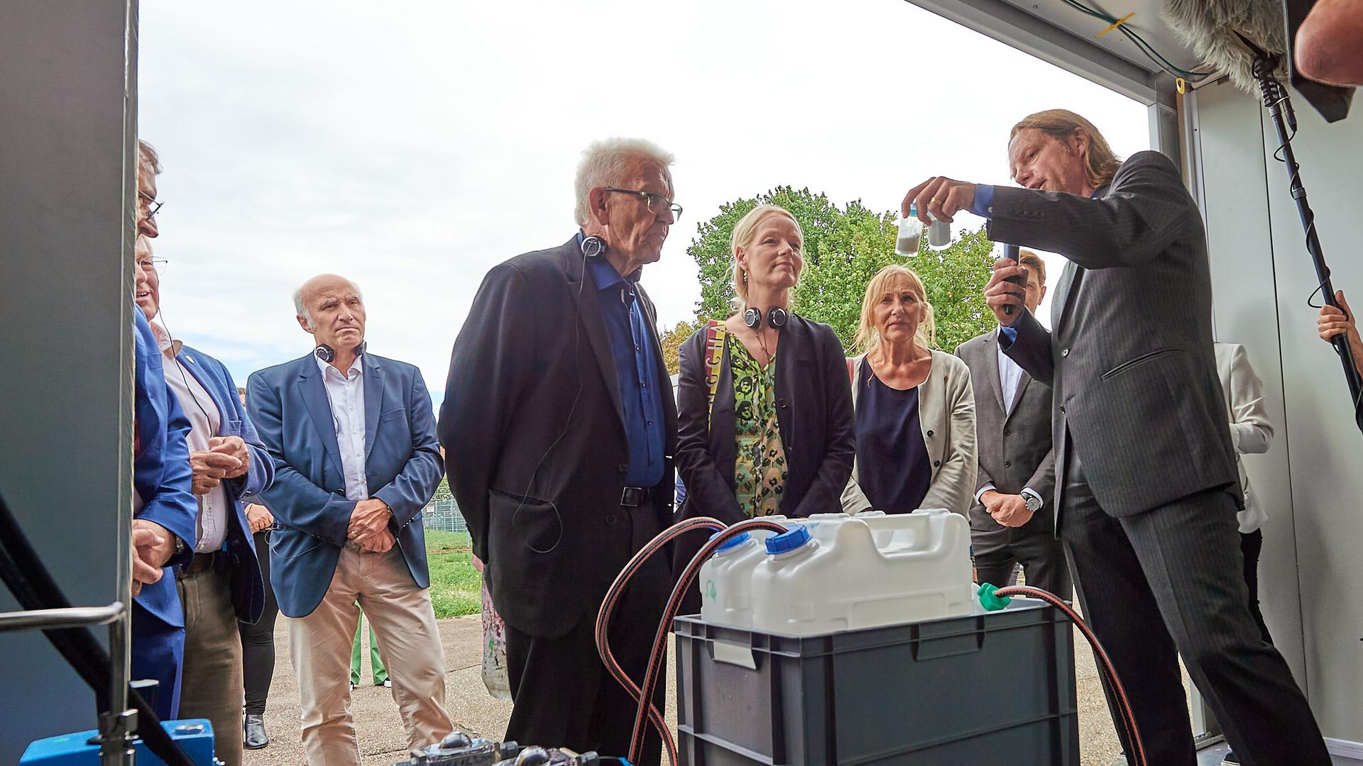 Begehrtes Lithium: Professor Jochen Kolb (rechts) erklärt Ministerpräsident Winfried Kretschmann und Umweltministerin Thekla Walker (Mitte) die Pilotanlage zur Lithium-Gewinnung auf dem Gelände des Geothermiekraftwerks in Bruchsal. 