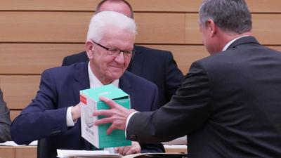 Ein Waschlappenwärmer für Kretschmann: Der Fraktionsvorsitzende der FDP im Stuttgarter Landtag, Hans-Ulrich Rülke, hatte für den Ministerpräsidenten ein besonderes vorweihnachtliches Präsent dabei.