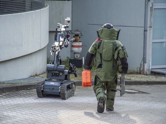 Entschärfer des LKA im Einsatz: Mit einem schweren Schutzanzug und mit der Hilfe eines unter anderem mit digitaler Messtechnik  ausgestatteten und ferngesteuerten Roboters geht es einer mutmaßlichen Bombe zu Leibe. 