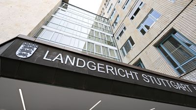 Der Schriftzug Landgericht Stuttgart ist am Eingang des Gebäudekomplexes angebracht.