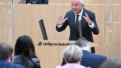 Thomas Strobl (CDU), Innenminister von Baden-Württemberg, spricht in einer Landtagssitzung im Plenarsaal. +++ dpa-Bildfunk +++