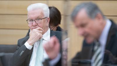 Winfried Kretschmann (l, Bündnis 90/Die Grünen), Ministerpräsident von Baden-Württemberg hört im Landtag einer Rede von Hans-Ulrich Rülke, FDP-Fraktionsvorsitzender im Landtag von Baden-Württemberg, zu weiteren Schritten zur Eindämmung der Corona-Pandemie zu. +++ dpa-Bildfunk +++