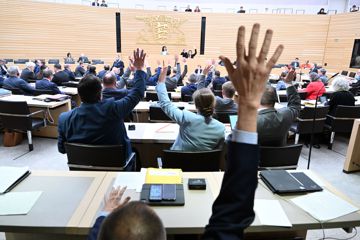Abgeordnete stimmen im Landtag im Rahmen einer Plenardebatte über die Reduzierung von Wahlkreisen ab. Die Liberalen wollten mit einer Reduzierung der Wahlkreise von 70 auf 38 eine Aufblähung des Parlaments verhindern. Die Abgeordneten des Landtags in Baden-Württemberg haben mit großer Mehrheit eine drastische Reduzierung der Wahlkreise im Land abgelehnt. +++ dpa-Bildfunk +++