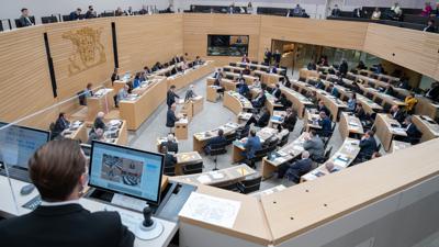 Im Plenarsaal im Landtag von Baden-Württemberg debattieren Abgeordnete. Auf einer Pressekonferenz informiert Baden-Württembergs FDP/DVP Landtagsfraktion am 08.10.2021 über die Wahlrechtsreform. +++ dpa-Bildfunk +++
