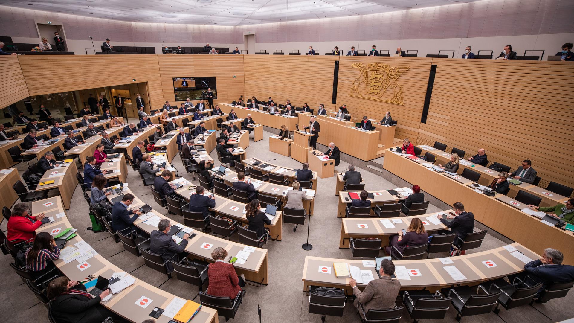 Der Landtag von Baden-Württemberg berät bei einer Sitzung im Plenarsaal über den Gesetzentwurf zum Haushaltsbegleitgesetz. +++ dpa-Bildfunk +++
