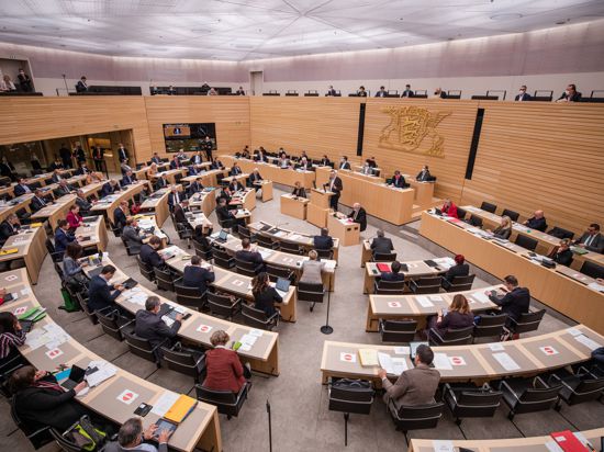 Der Landtag von Baden-Württemberg berät bei einer Sitzung im Plenarsaal über den Gesetzentwurf zum Haushaltsbegleitgesetz. +++ dpa-Bildfunk +++