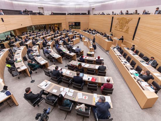Landtagsabgeordnete sitzen im Plenarsaal auf ihren Plätzen und hören einer Rede von Andreas Stoch, Fraktionsvorsitzender der SPD-Fraktion im Landtag von Baden-Württemberg, zu. +++ dpa-Bildfunk +++