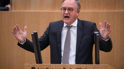Andreas Stoch (SPD), Fraktionsvorsitzender der SPD im Landtag von Baden-Württemberg, spricht bei einer Landtagssitzung im Plenarsaal am Rednerpult. Bei der Sitzung berät der Landtag über den Gesetzentwurf zum Haushaltsbegleitgesetz.